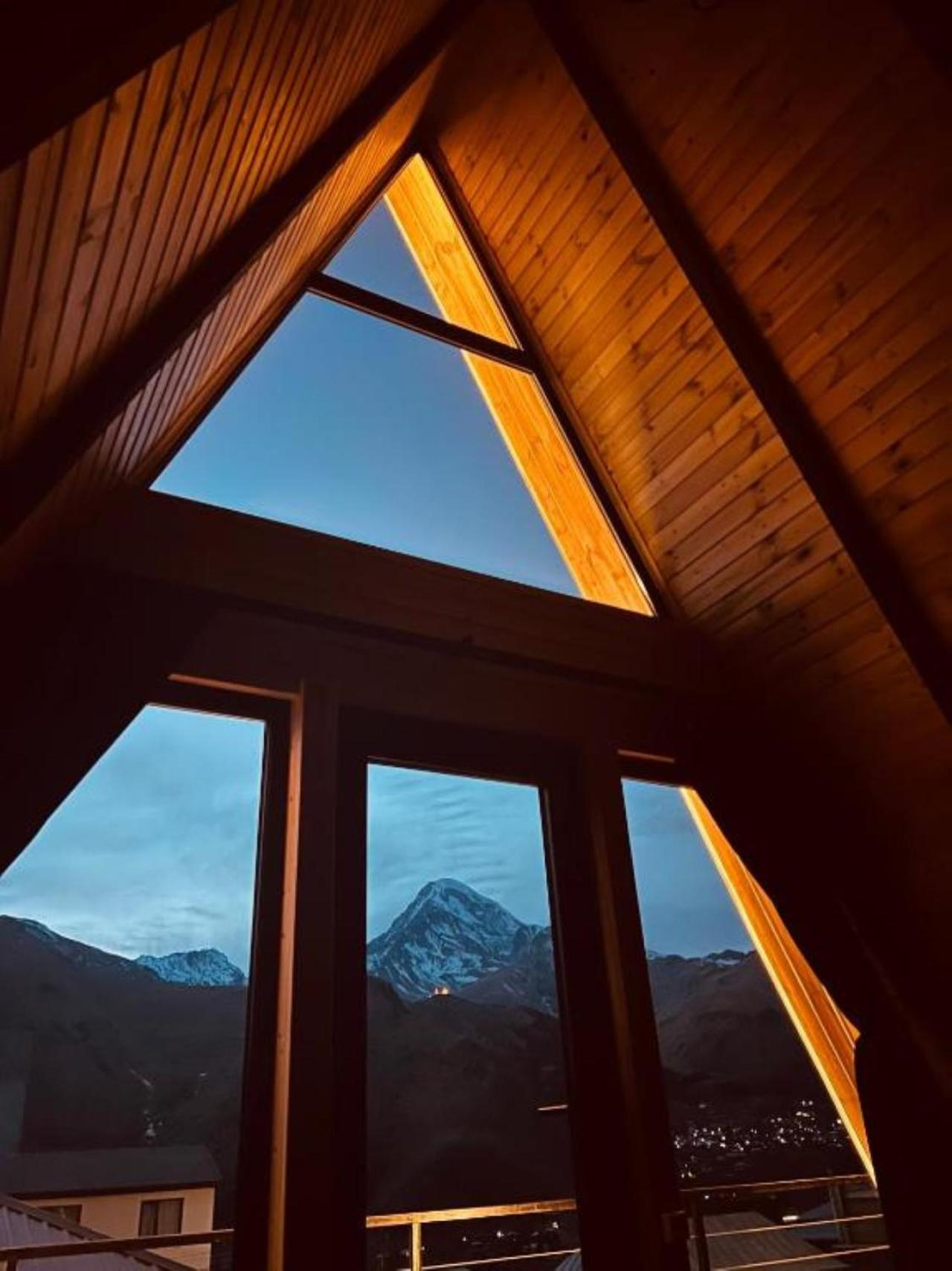 Pyramid Kazbegi Hotel Buitenkant foto